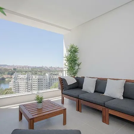 Luxury River View Apartment *
