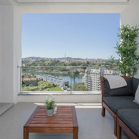 Luxury River View Apartment *